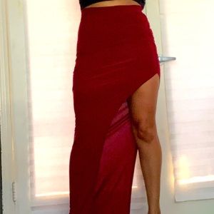 Windsor maxi skirt. Size medium. Color wine.